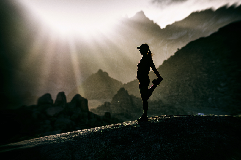 Femme montagne santé trail course soleil